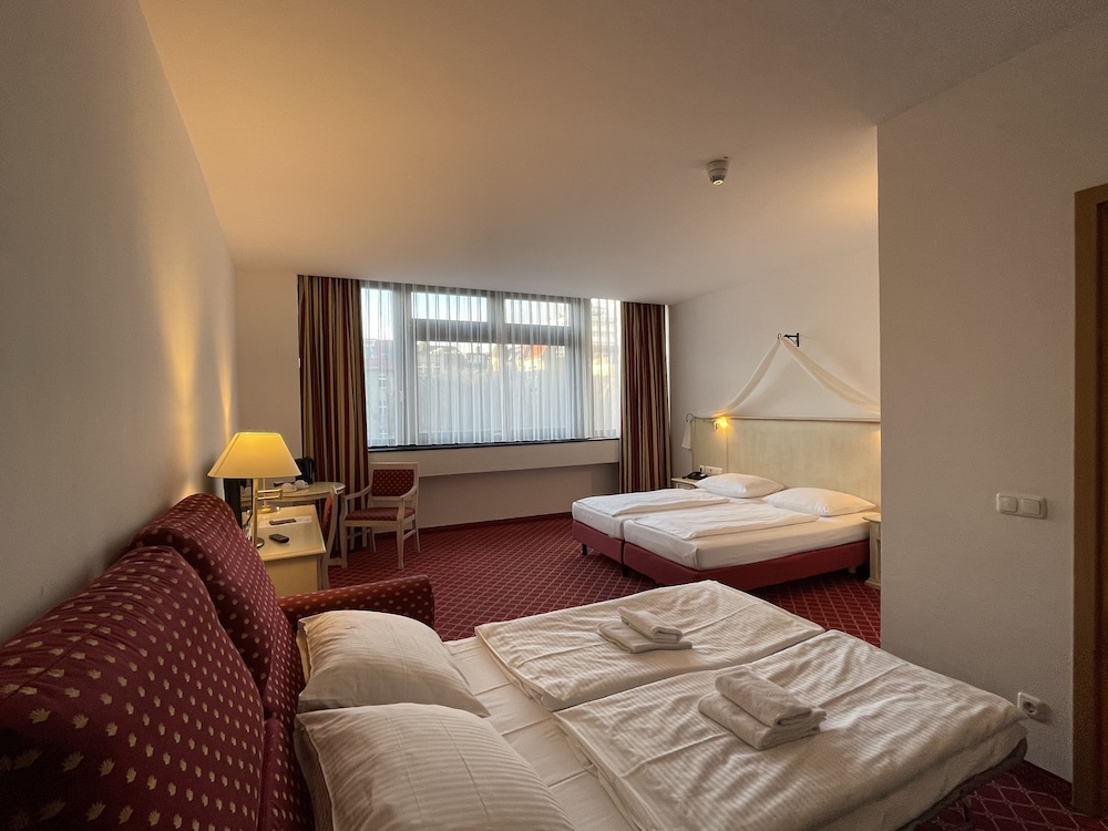 Superior Quadruple Room thumbnail 6
