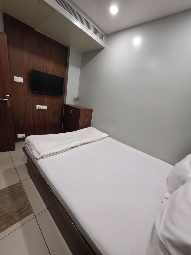 Queen Bed Room