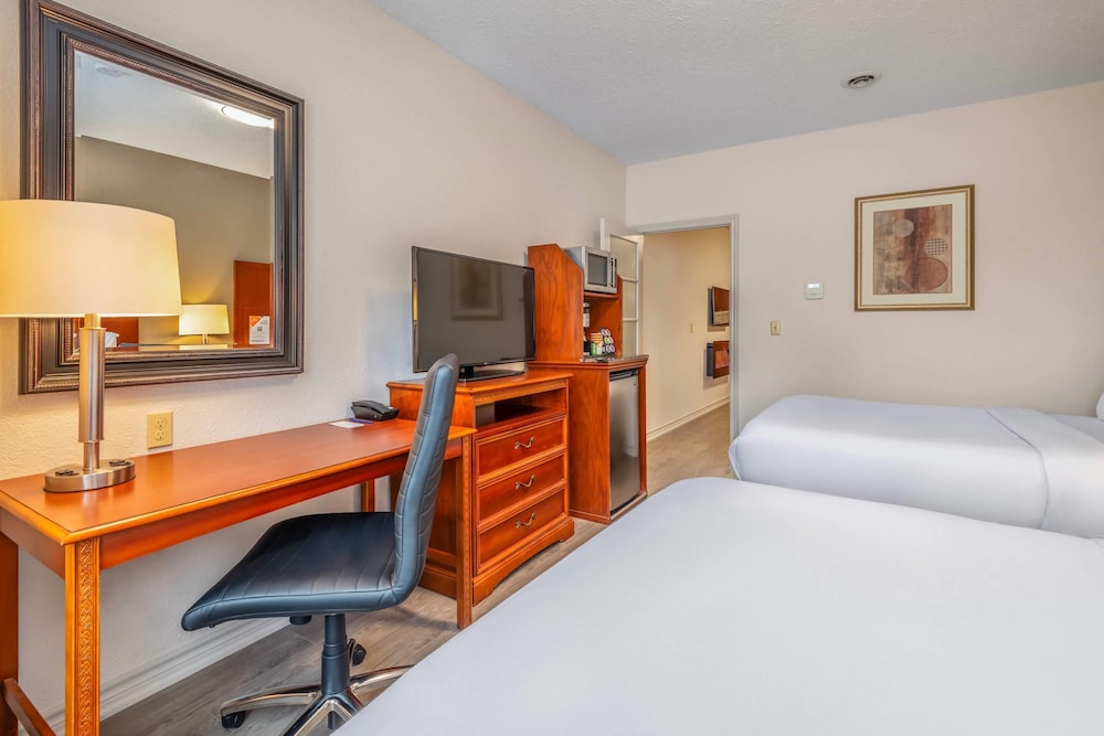 2 Queen Beds, Sofa Bed, 2 Room Suite - Photo 2