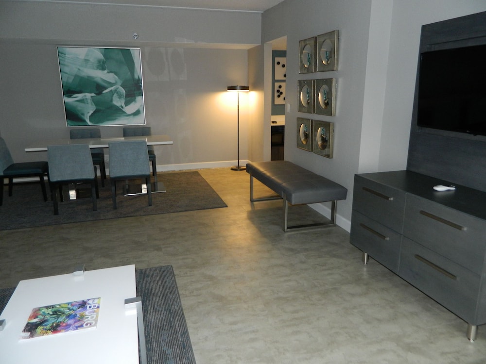 Suite, 1 King Bed (Additional Living and Dining Area) - Photo 3