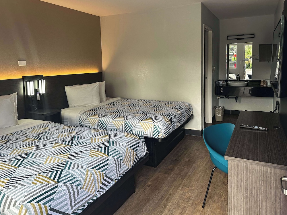 Deluxe Room, 2 Double Beds, Non Smoking, Refrigerator