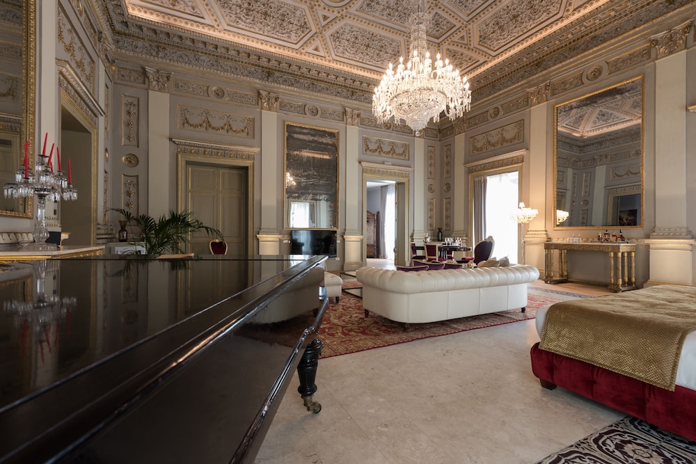 Presidential Suite, Hot Tub, City View