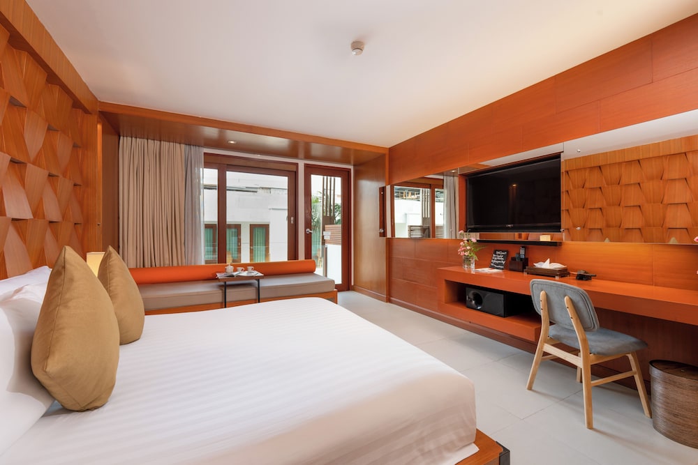 Deluxe Room, Pool View (Free Daily Minibar) - Photo 2