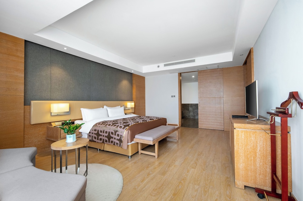 Deluxe Room, 1 King Bed - Photo 2
