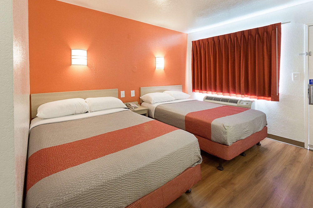 Standard Room, 2 Double Beds, Non Smoking photo 3
