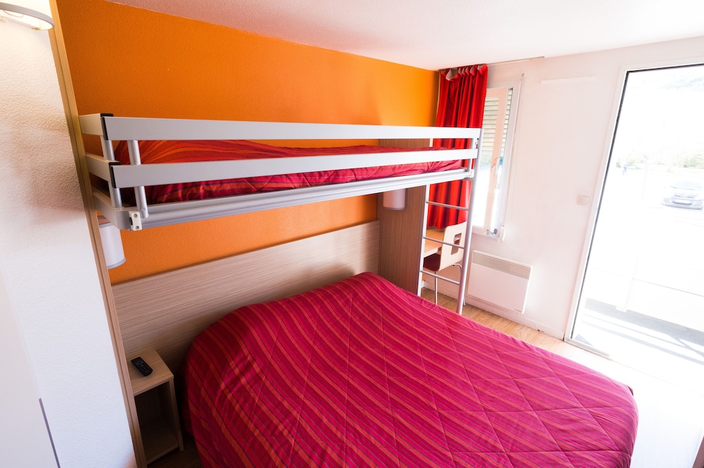 Standard Room, 3 Twin Beds photo 2