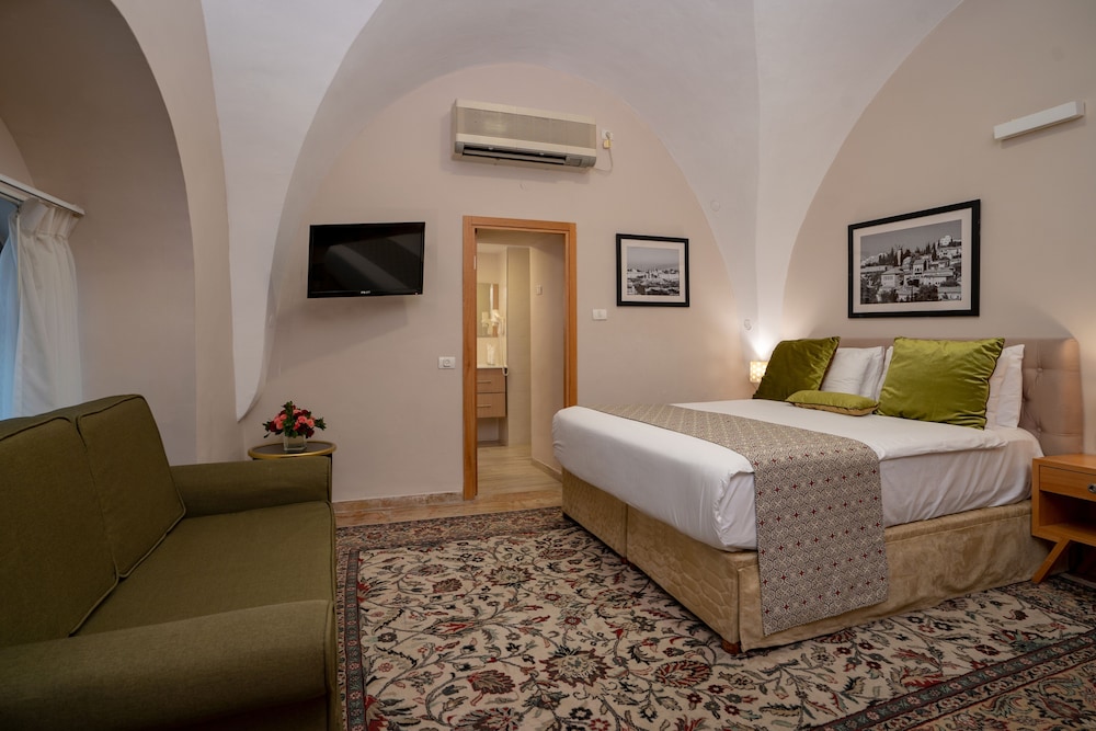 Economy Triple Room photo 1