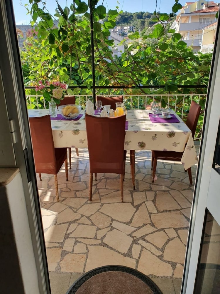 Apartment (Kaza - 50m from the beach with parkin)