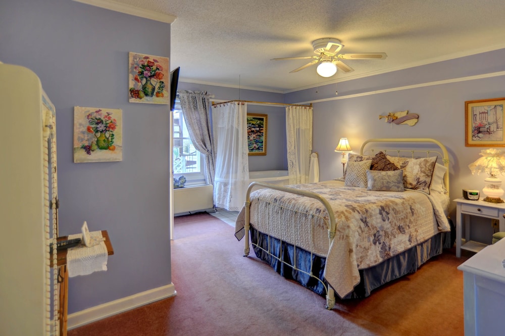 Standard Room, 1 Queen Bed, Jetted Tub, Ground Floor