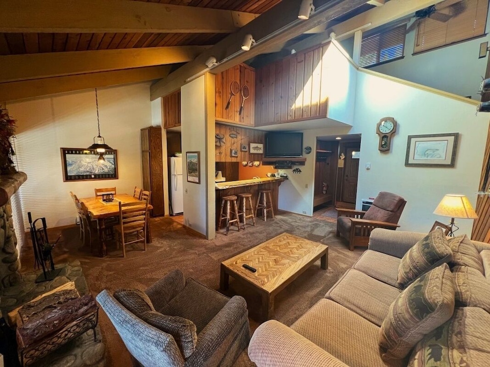 Condo, 2 Bedrooms