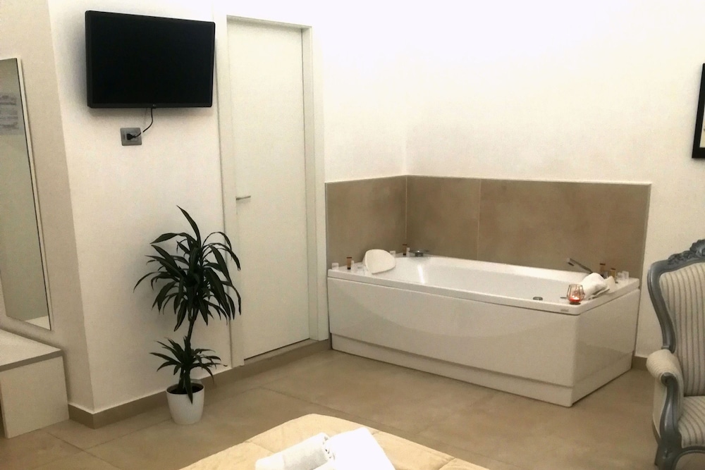 Traditional Suite, Jetted Tub thumbnail 6