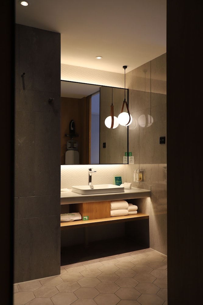 Standard Room, 2 Twin Beds (Mid Floor) thumbnail 5