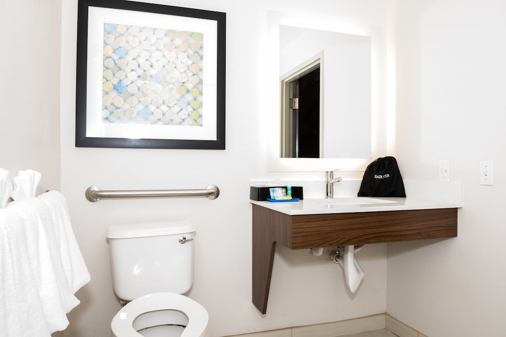 Suite, 1 Bedroom, Accessible (1 King, Comm, Tub) - Photo 6