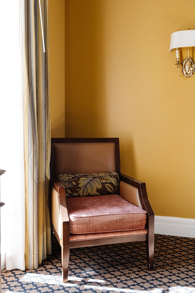King Room with Balcony (24/7 Front Desk) - Photo 9