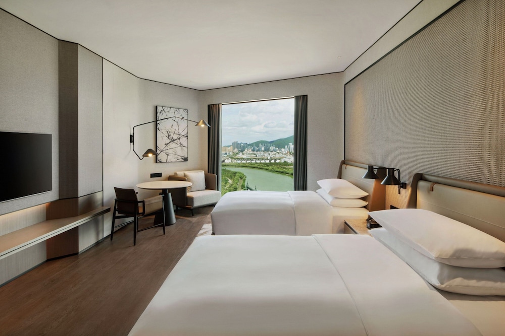 Deluxe Room, 2 Double Beds, River View photo 1