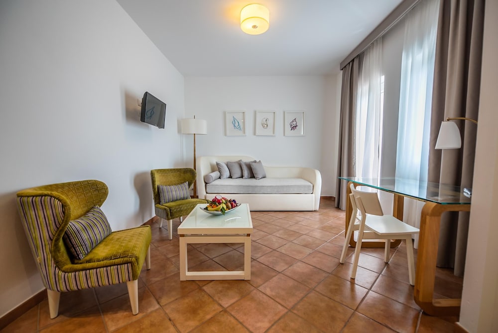 Family Room, 2 Bedrooms, Garden View - Photo 4