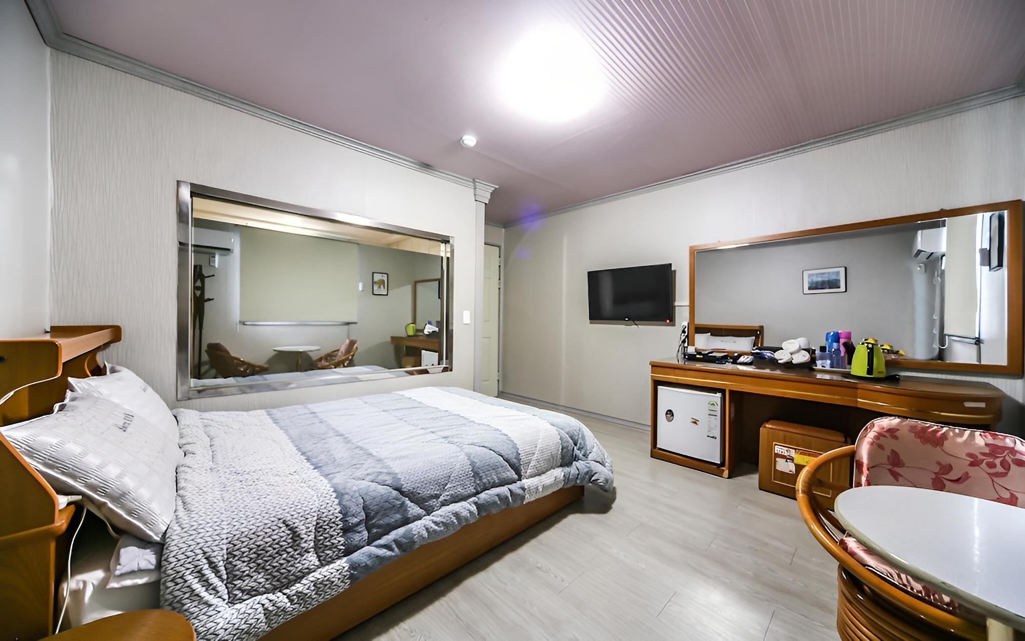 Room (Standard Room) - Photo 6