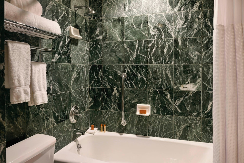Suite, 1 Bedroom - Photo 2