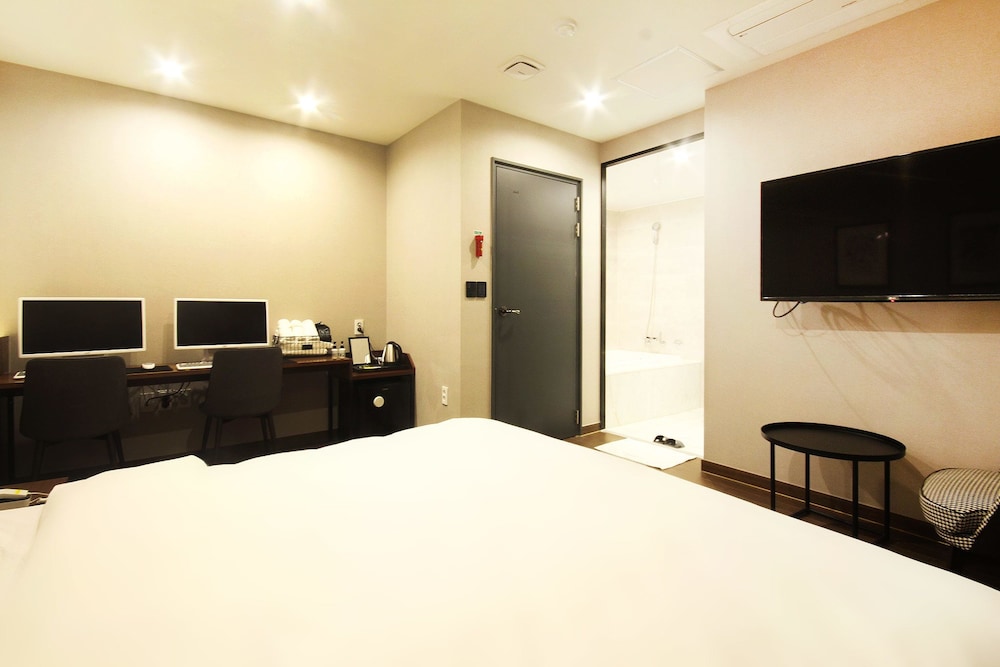 Premium Room, 1 Queen Bed photo 3