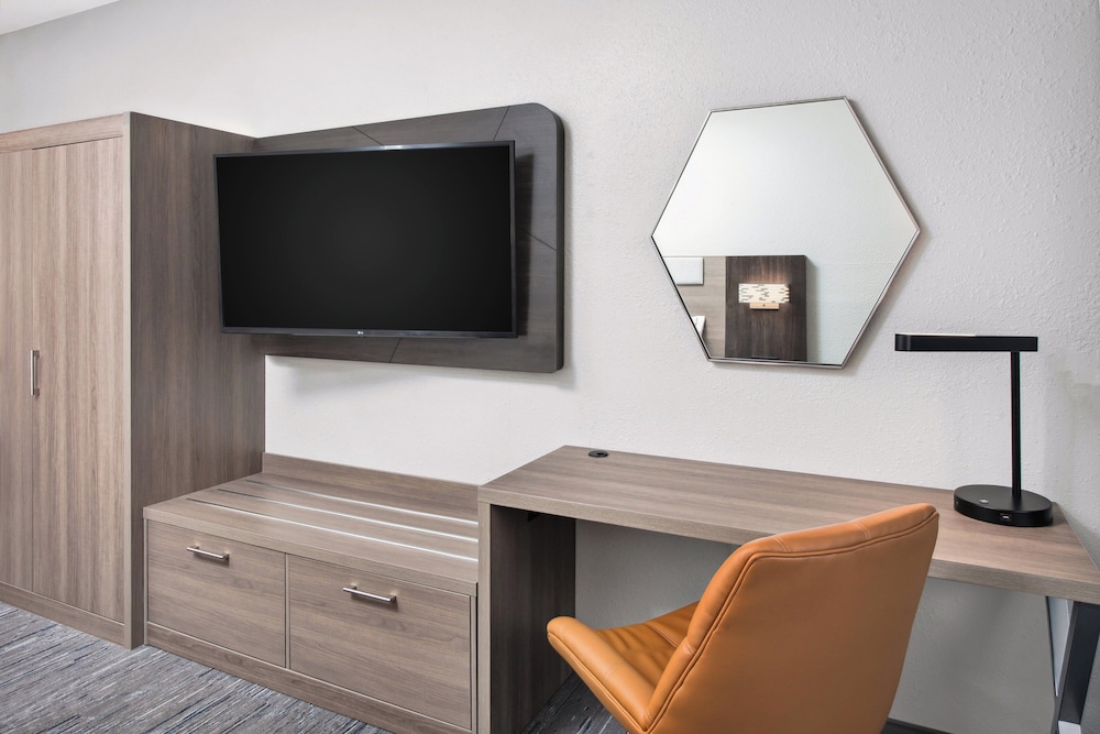 Suite, 1 Bedroom - Photo 2