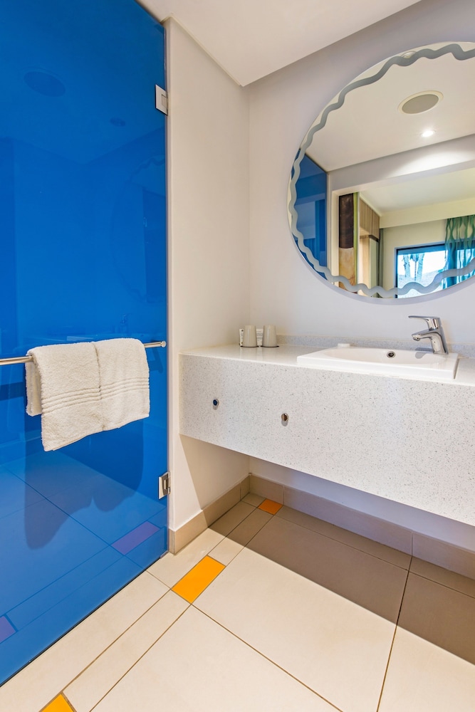 Twin Lake Facing Room with Shower - Photo 4