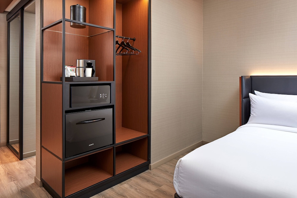 Suite, 1 Bedroom, Corner photo 3