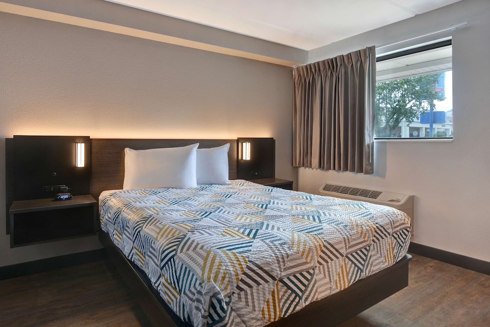 Deluxe Room, 1 King Bed, Non Smoking photo 2