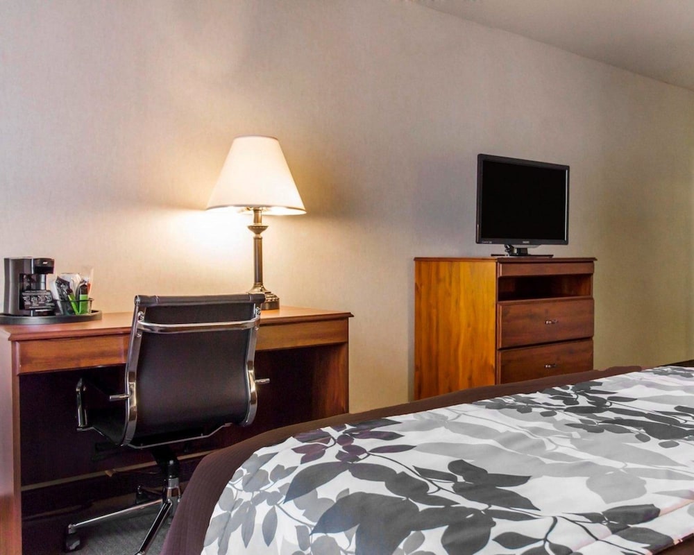 Standard Room, 2 Queen Beds, Non Smoking photo 2