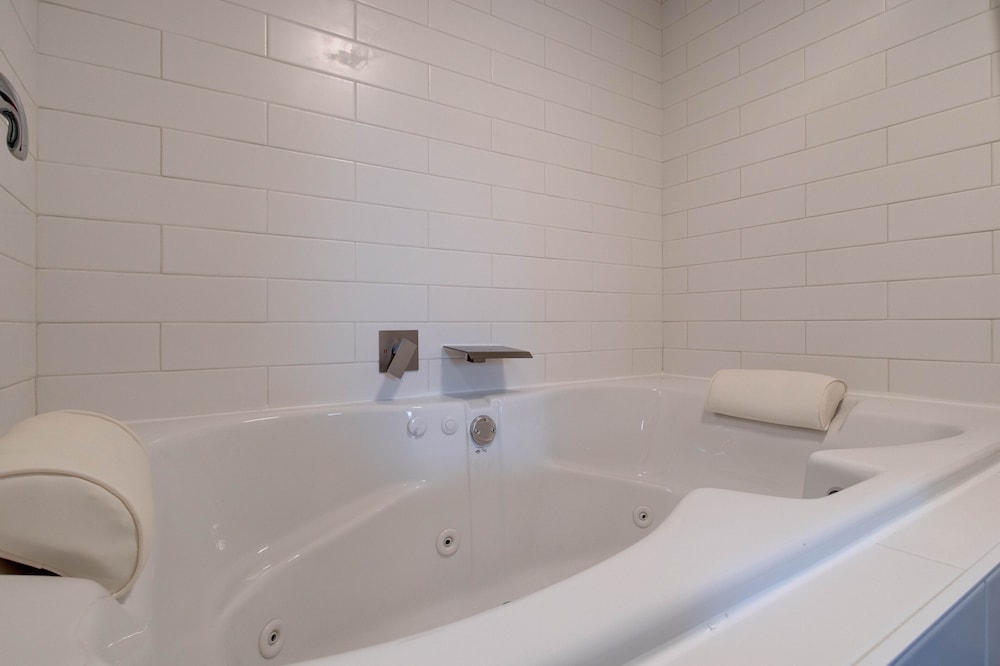 One bedroom Queen Suite with Spa - Non View - Photo 7