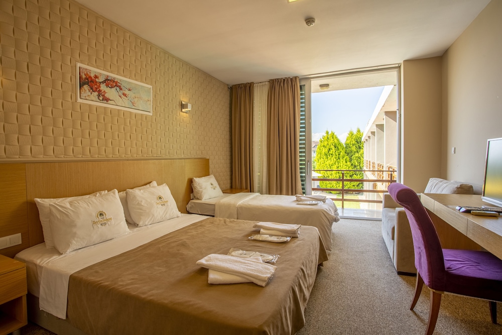 Deluxe Triple Room photo 2