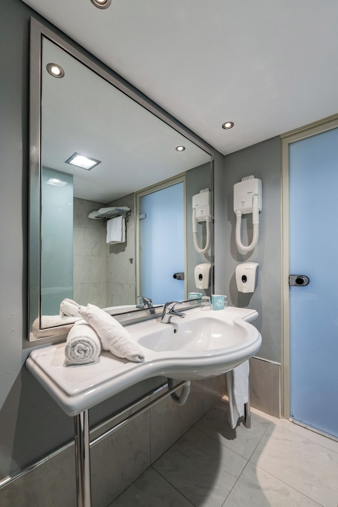 Standard Double Room, Garden View thumbnail 6