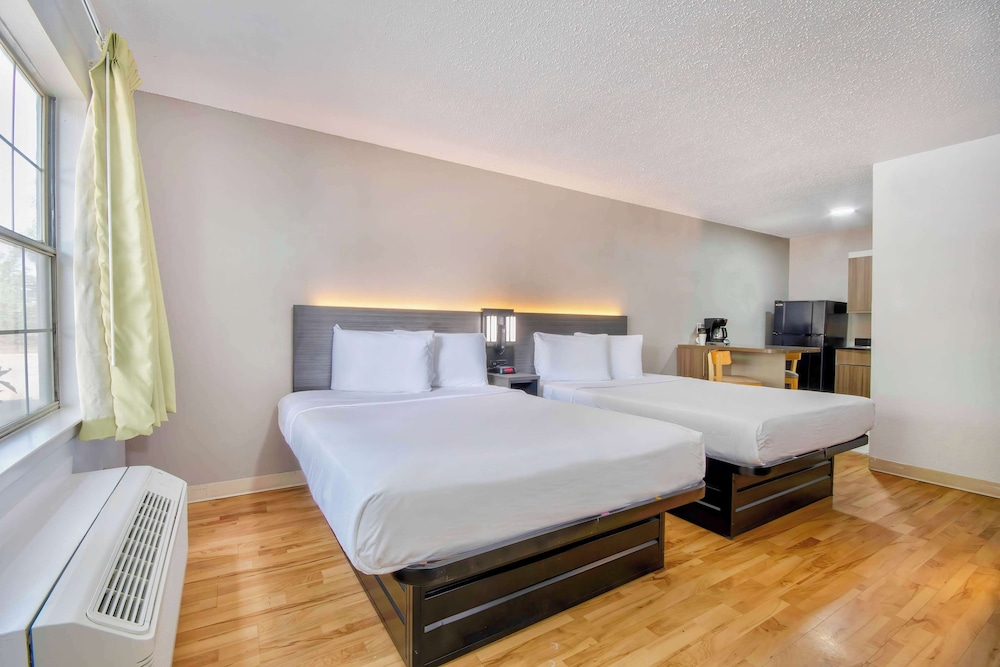 Standard Room, 2 Queen Beds, Smoking - Photo 1