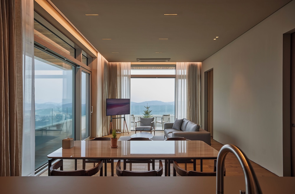 Royal Suite (Low floor, Pool access for 4, Cooking not permitted)
