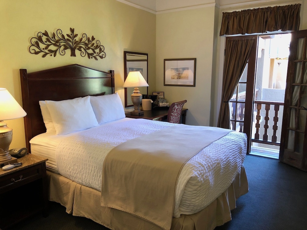 Courtyard Queen Room