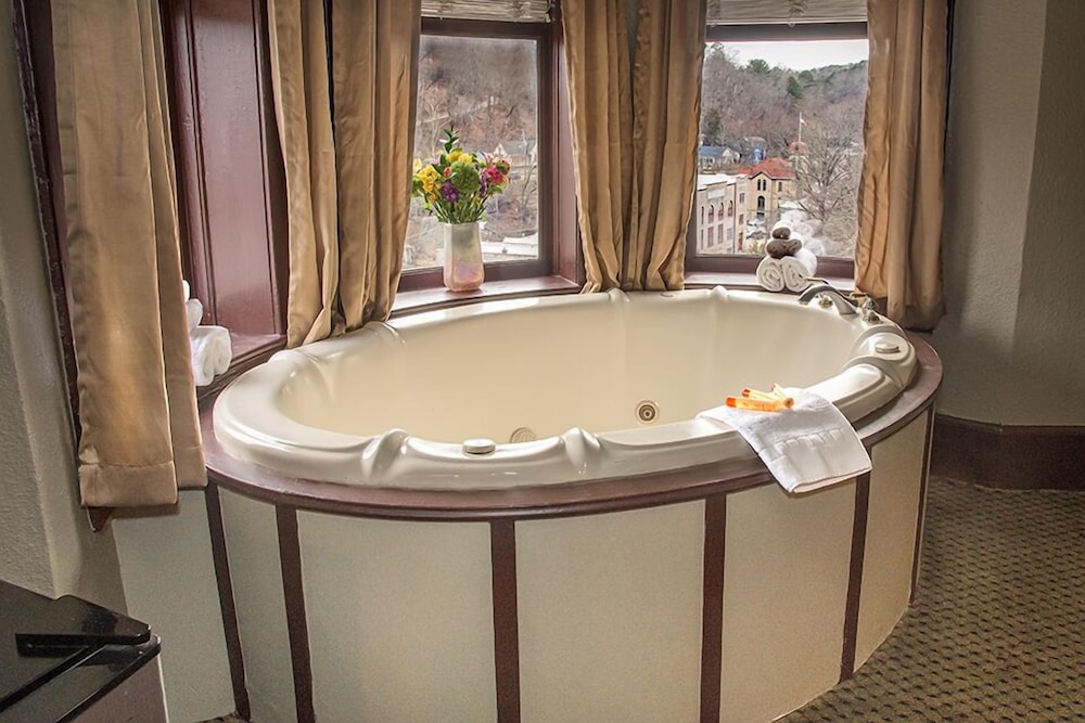 Room, 1 King Bed, Jetted Tub - Photo 3
