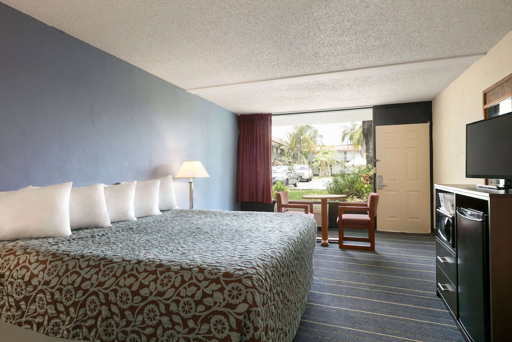 Room, 1 King Bed, Non Smoking (Efficiency, Poolside) - Photo 1