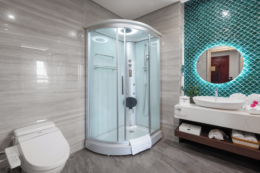 Honeymoon Suite with either Shower or Bathtub - Photo 5