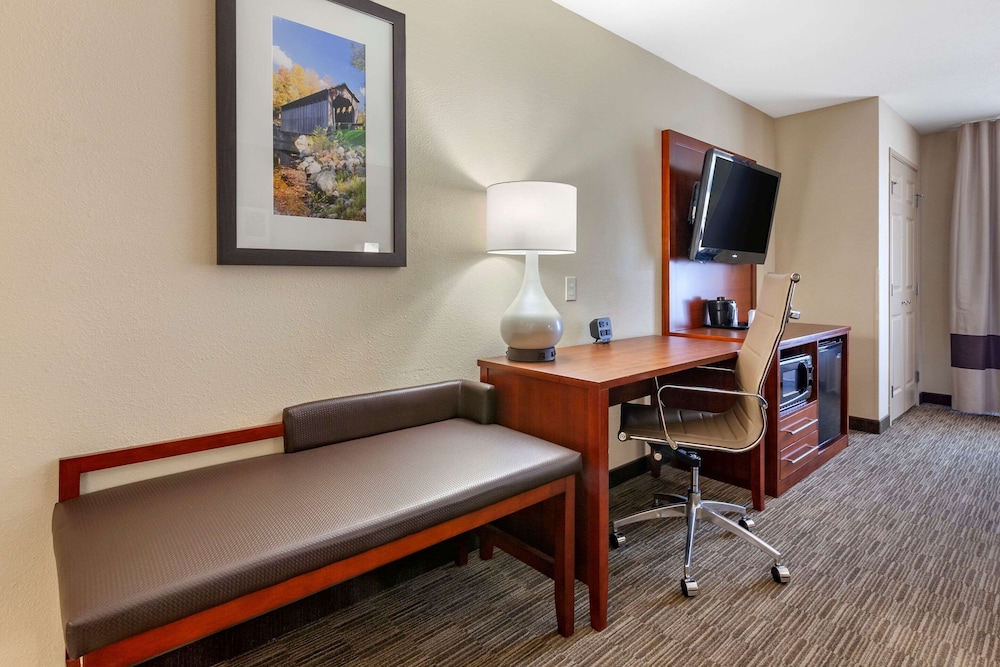 Suite, 1 King Bed with Sofa bed, Accessible, Non Smoking photo 3