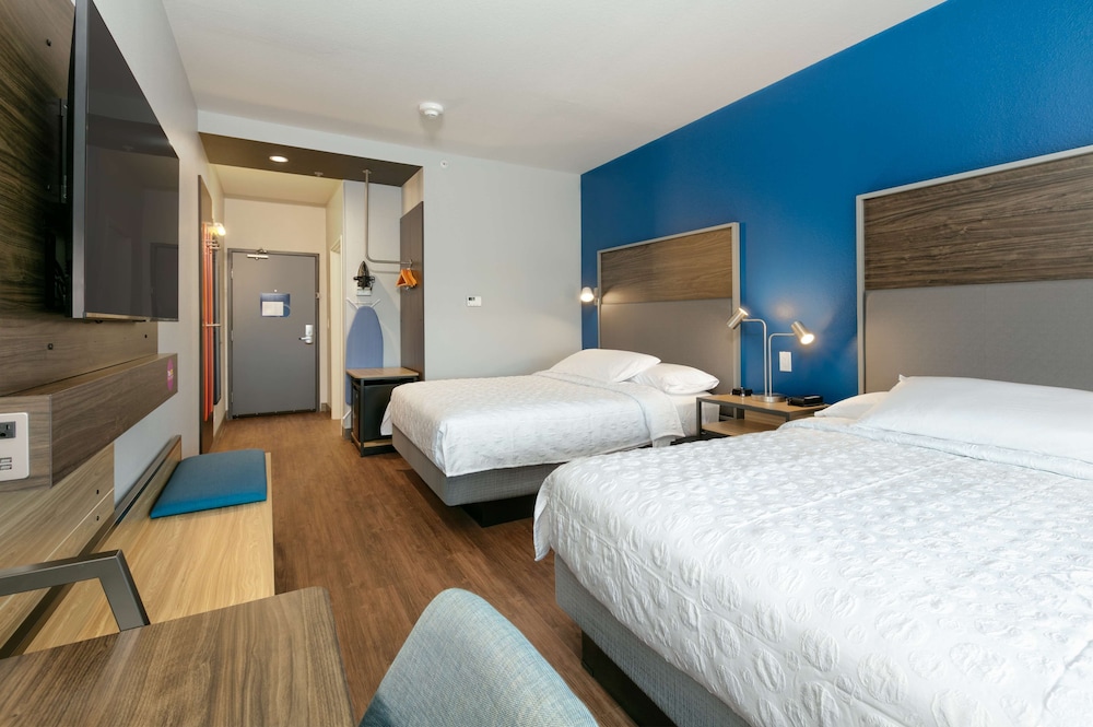 Room, 2 Queen Beds, Accessible, Bathtub - Photo 2