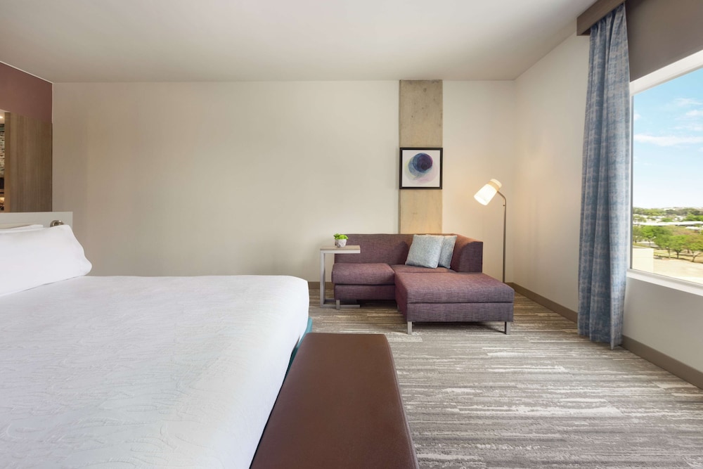 Deluxe Room, 1 King Bed, Accessible, Bathtub - Photo 2