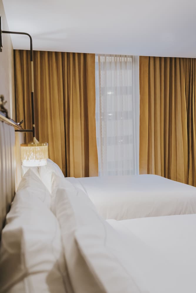 Room, 2 Queen Beds, Accessible (Peregrine, Mobility, Roll-In Shower) - Photo 4