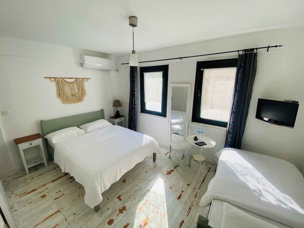 Deluxe Triple Room photo 1