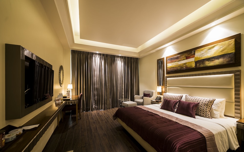 Club Room, 1 Queen Bed, Non Smoking - Photo 3