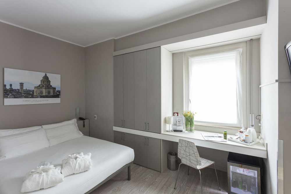 Double or Twin Room - Photo 9