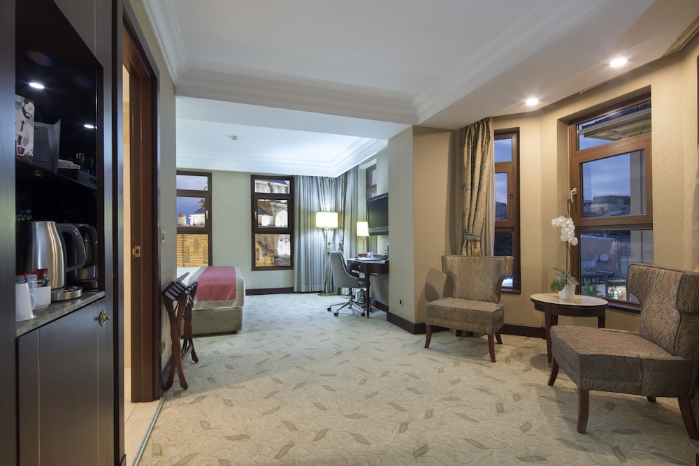 Junior Suite, 1 King Bed, Non Smoking photo 1