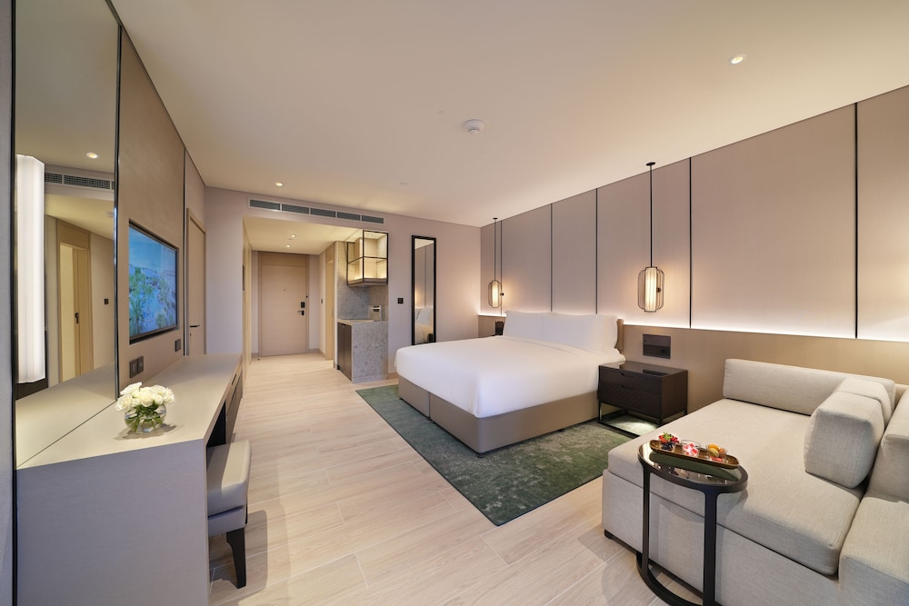 Room, 1 King Bed, Balcony, Pool View (New Wing) photo 3