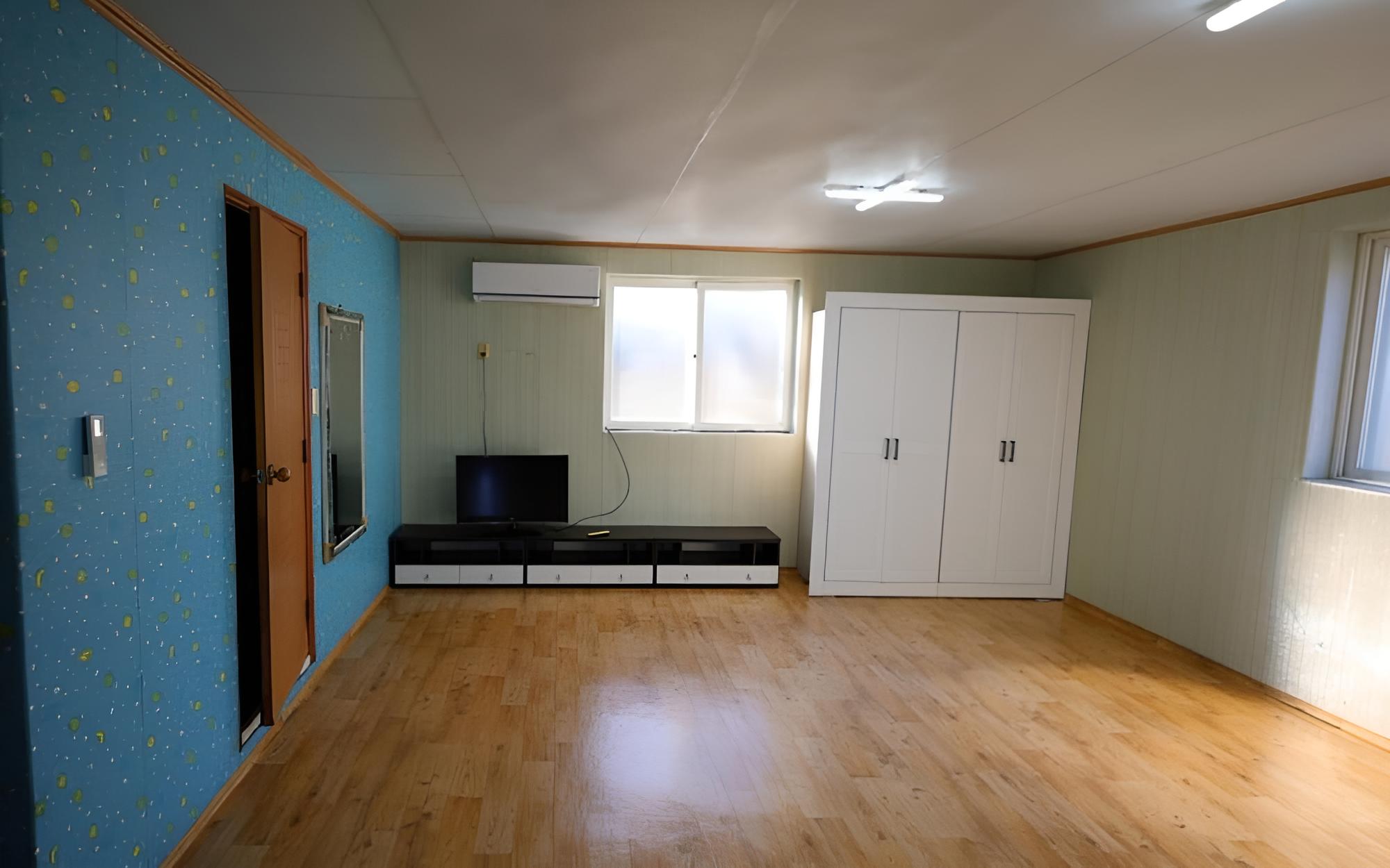 Room (Family Room) photo 2
