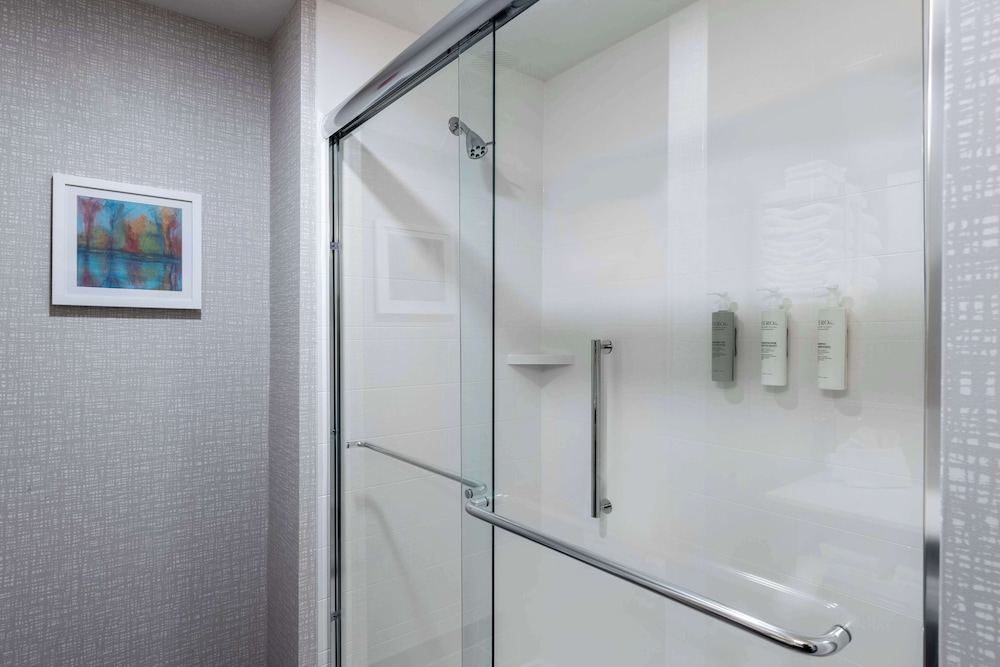 Standard Room, 1 King Bed, Refrigerator - Photo 10