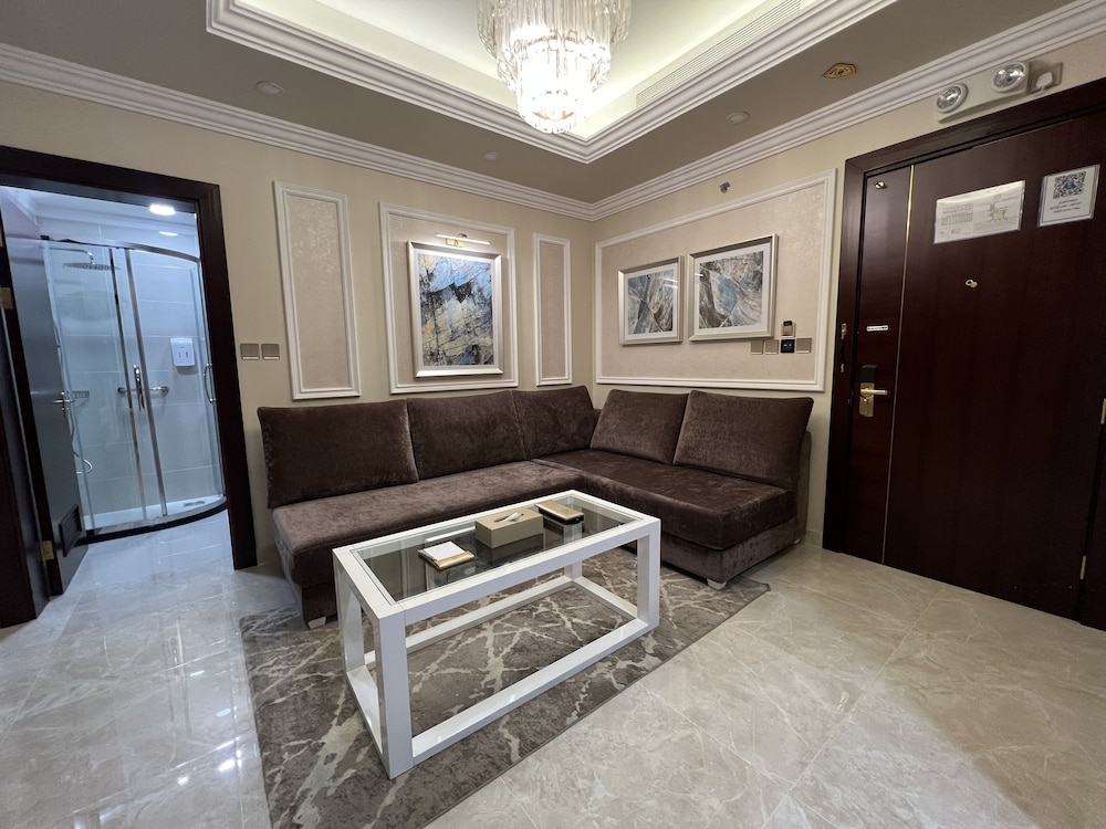 Superior Suite - Photo 7