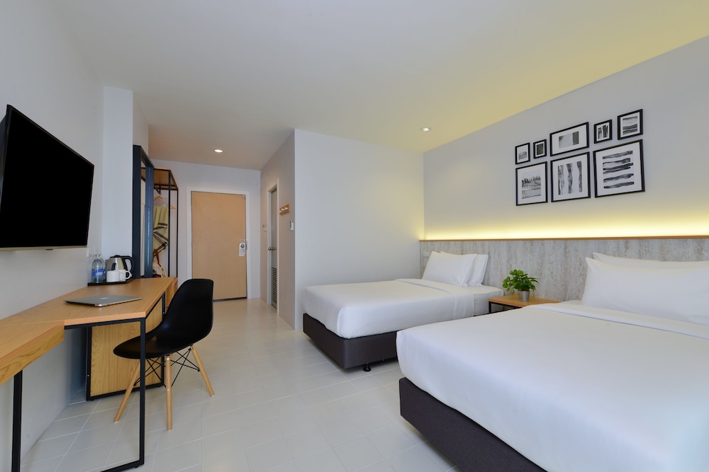 Superior Triple Room, City View photo 2